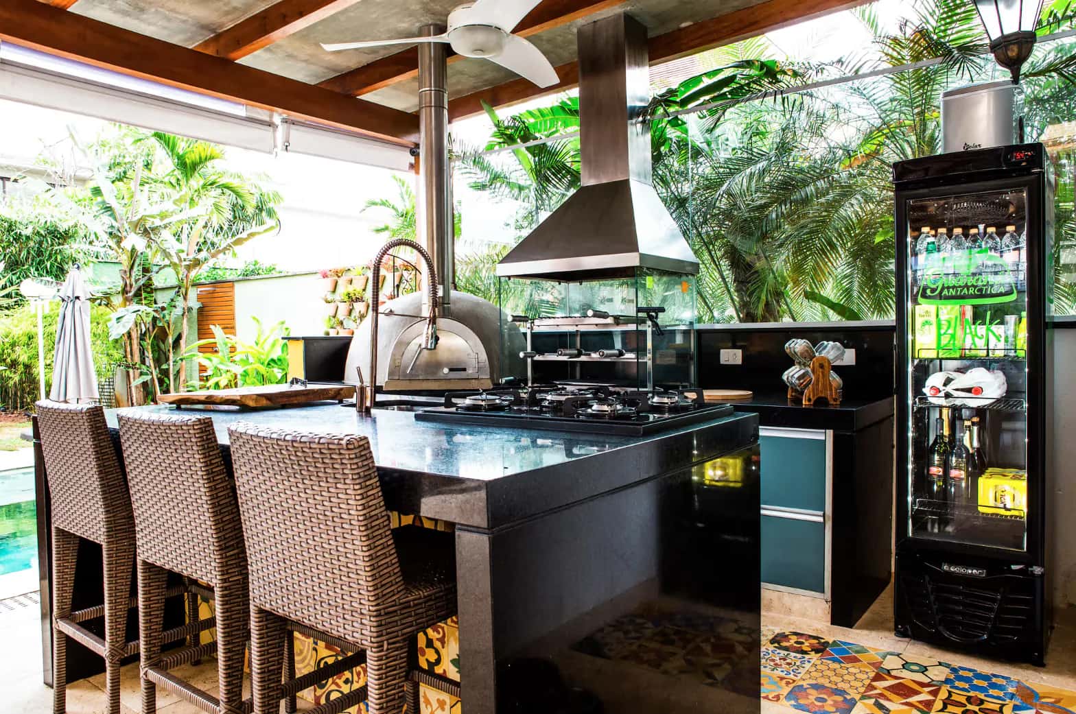 Área gourmet contemporânea com ilha central em tons escuros